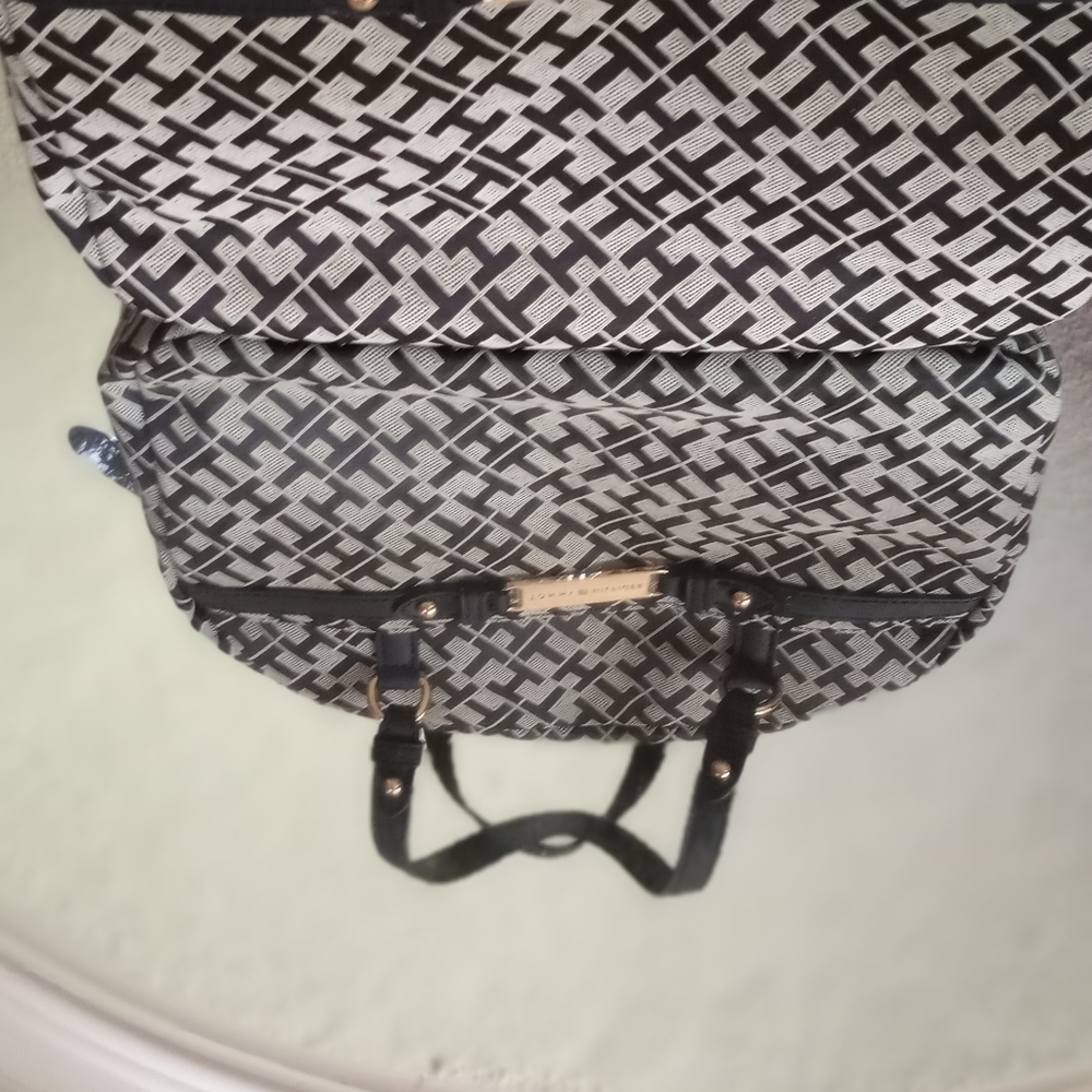 Tommy Hilfiger ladies handbag - Picture 3 of 8